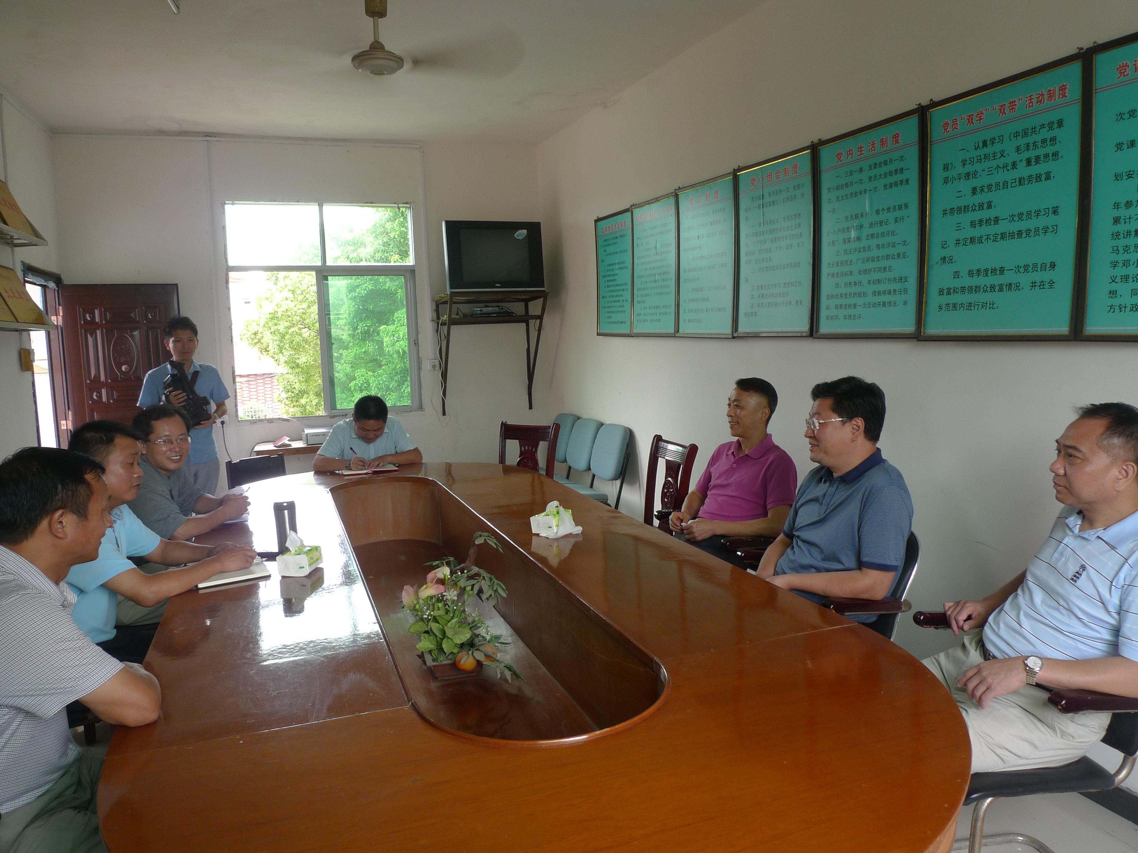 Äϲý³ÇͶ¼¯ÍÅ˳ËìÍê³É¡°µÚÒ»Êé¼Ç¡±µ½´åÈÎÖ°¶Ô½ÓÊÂÇé